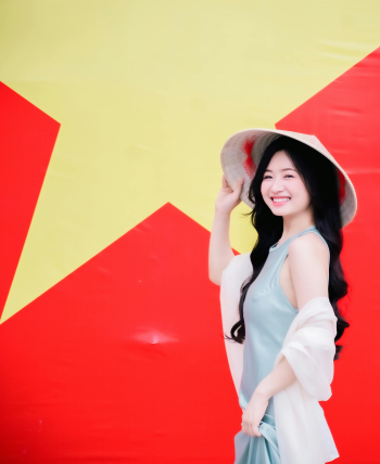 Con gái, girl, lá cờ Viêt Nam, nón lá, truyền thống, tết, xuân, spring, Việt Nam, Hà Nội, Phố cổ - Quí Nguyễn 16