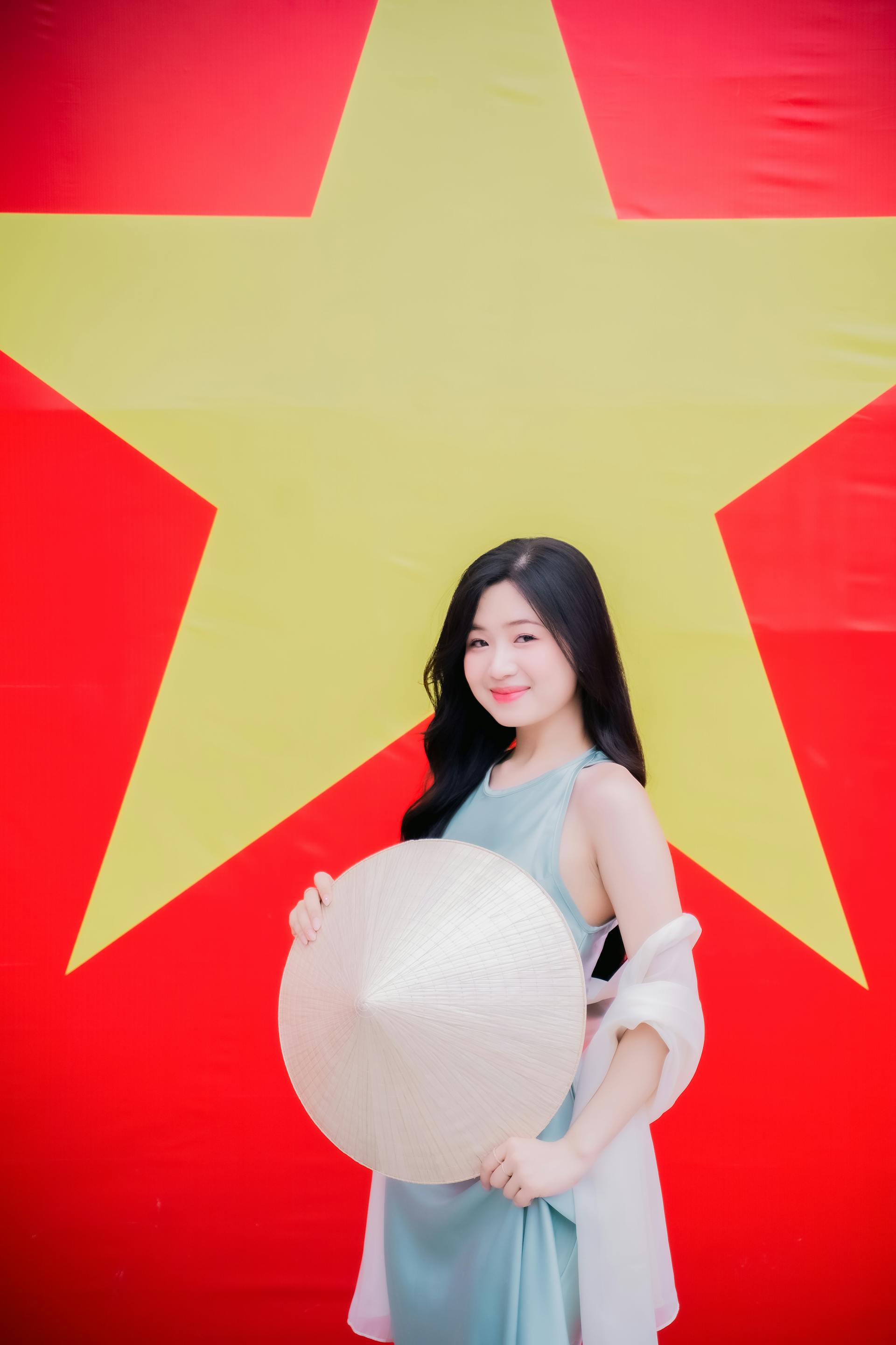 Con gái, girl, lá cờ Viêt Nam, nón lá, truyền thống, tết, xuân, spring, Việt Nam, Hà Nội, Phố cổ - Quí Nguyễn 14