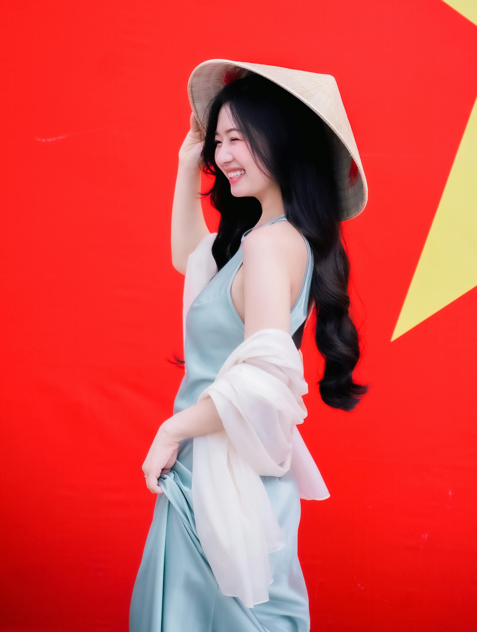 Con gái, girl, lá cờ Viêt Nam, nón lá, truyền thống, tết, xuân, spring, Việt Nam, Hà Nội, Phố cổ - Quí Nguyễn 15