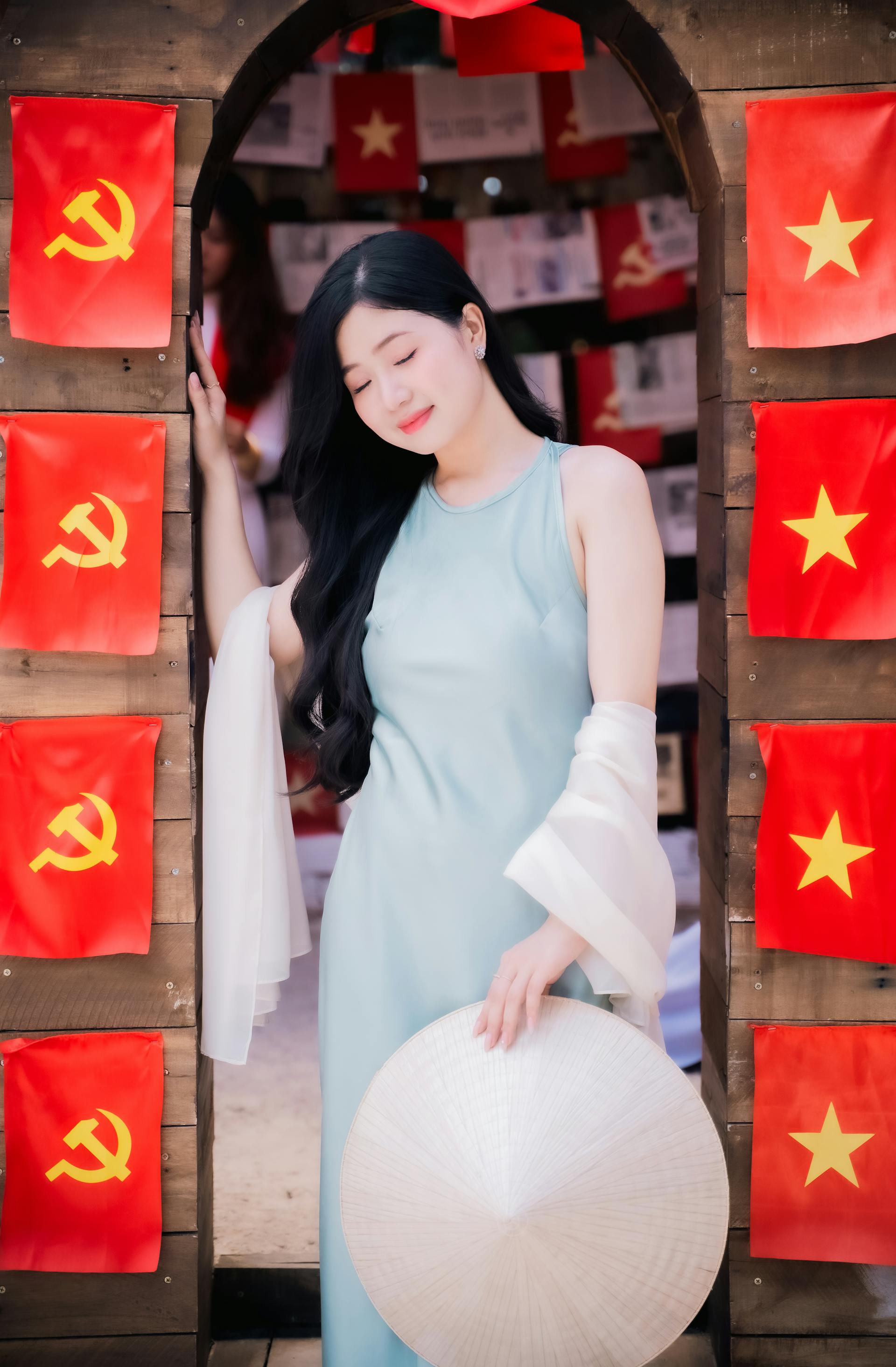 Con gái, girl, lá cờ Viêt Nam, nón lá, truyền thống, tết, xuân, spring, Việt Nam, Hà Nội, Phố cổ - Quí Nguyễn 8