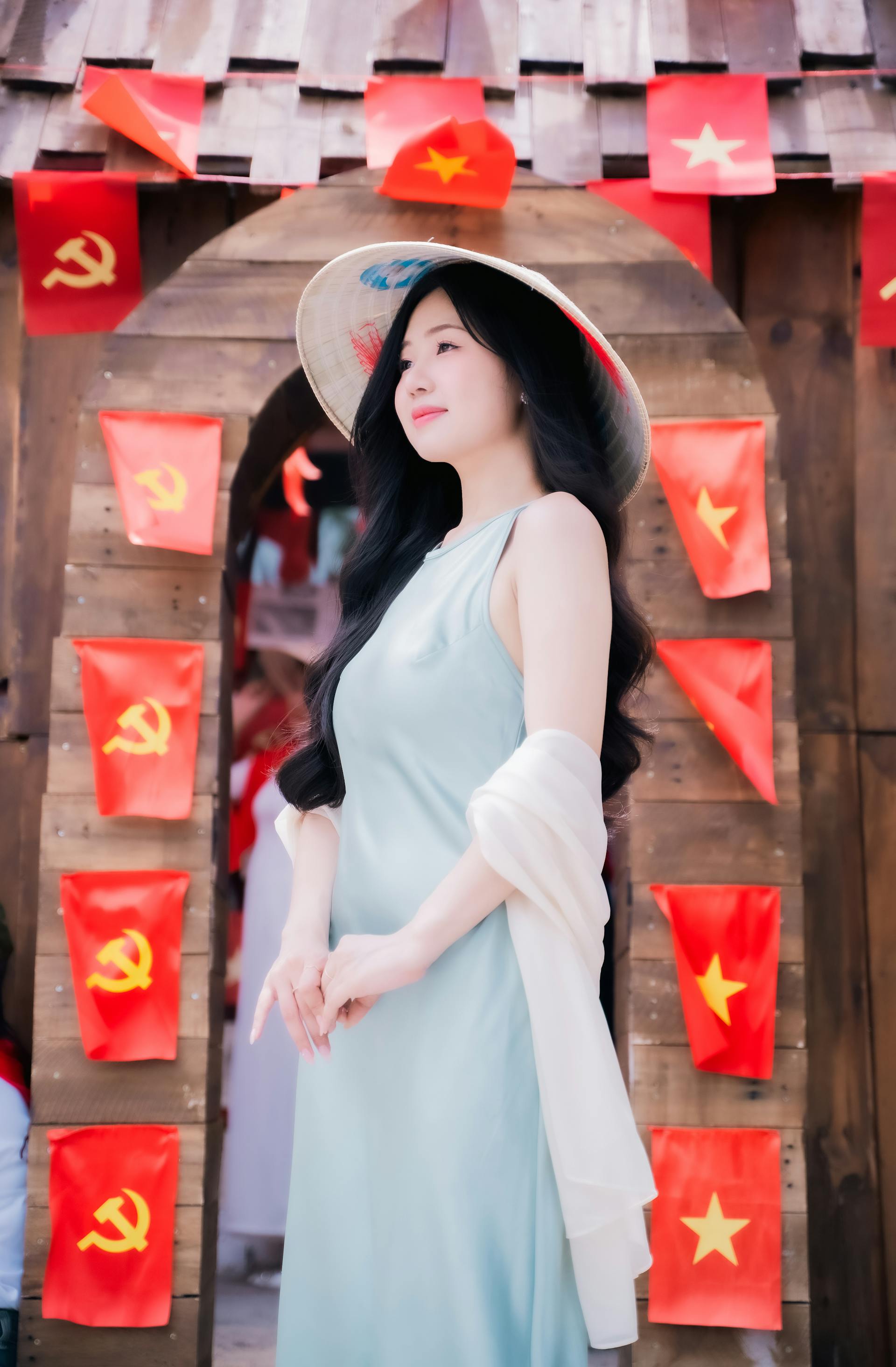Con gái, girl, lá cờ Viêt Nam, nón lá, truyền thống, tết, xuân, spring, Việt Nam, Hà Nội, Phố cổ - Quí Nguyễn 12