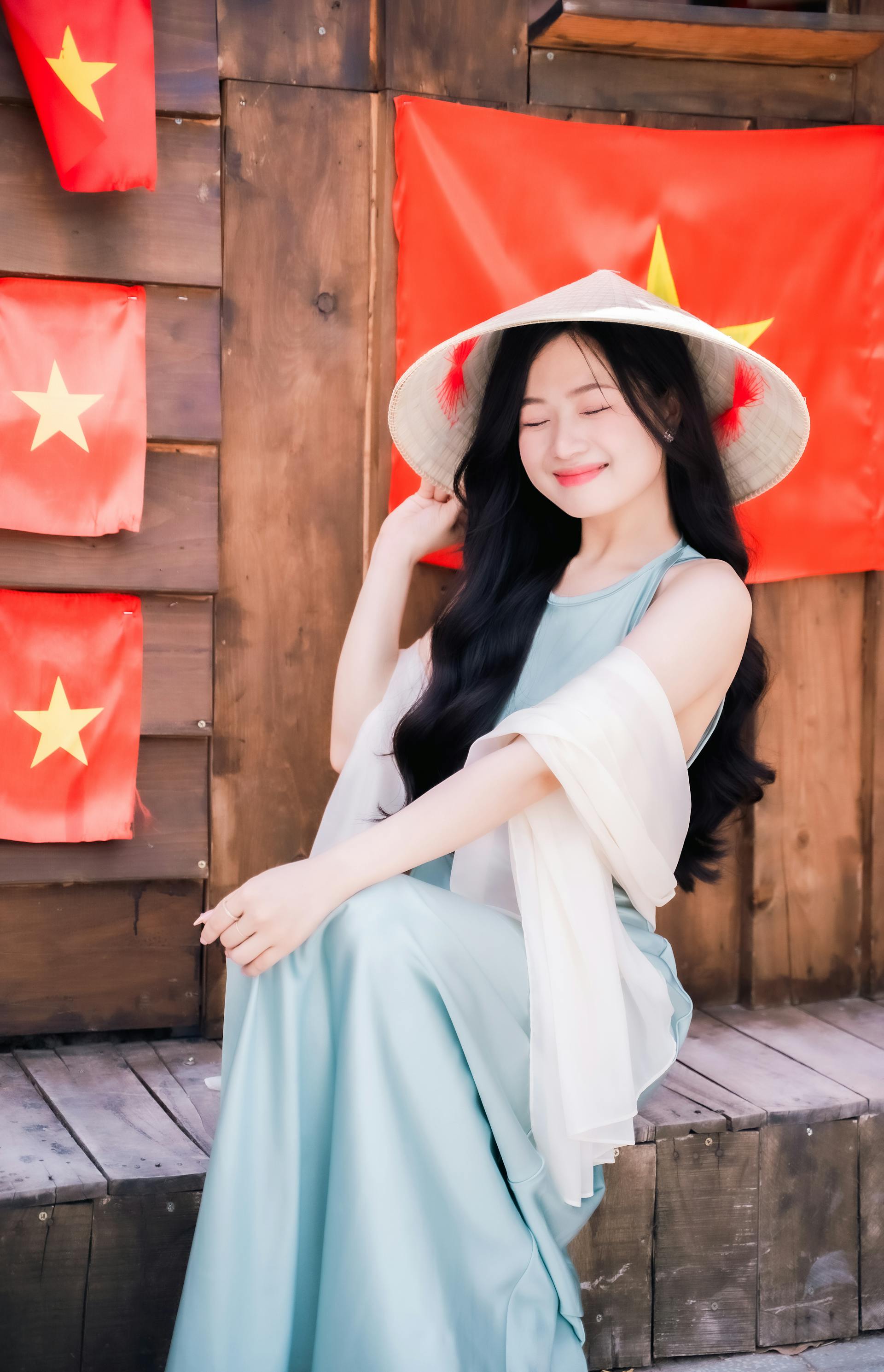 Con gái, girl, lá cờ Viêt Nam, nón lá, truyền thống, tết, xuân, spring, Việt Nam, Hà Nội, Phố cổ - Quí Nguyễn 5