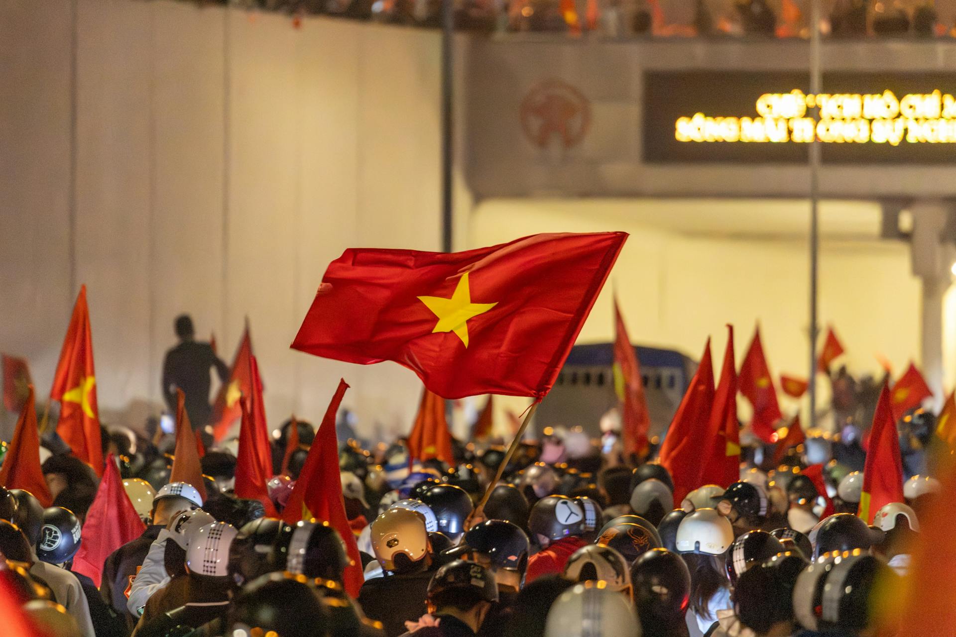 Đi bão, lá cờ Việt Nam, lá cờ, cờ đỏ sao vàng, flag, truyền thống, văn hóa, Việt Nam - Hồng Quang Official 3 4