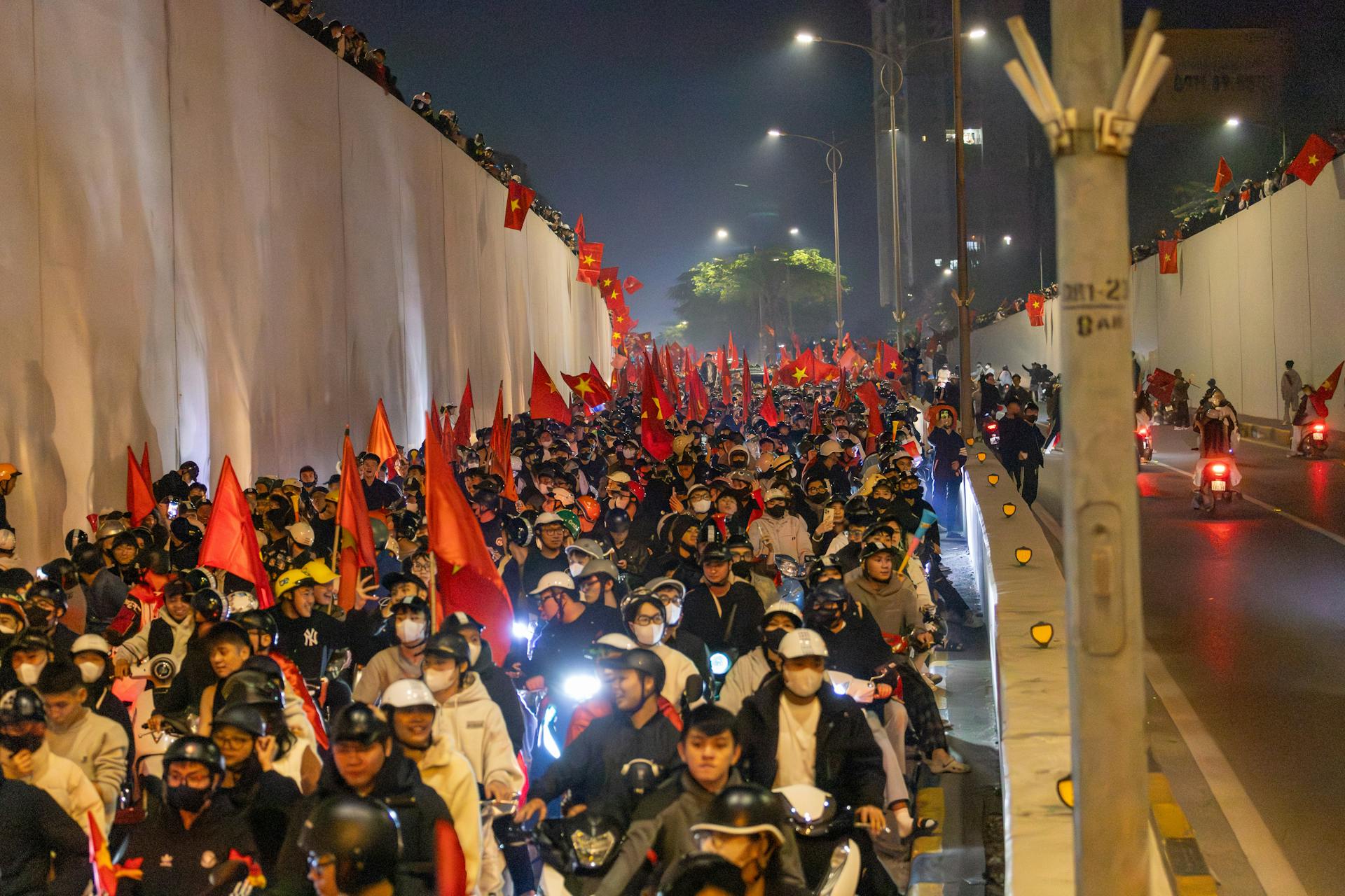 Đi bão, lá cờ Việt Nam, lá cờ, cờ đỏ sao vàng, flag, truyền thống, văn hóa, Việt Nam - Hồng Quang Official 3 5
