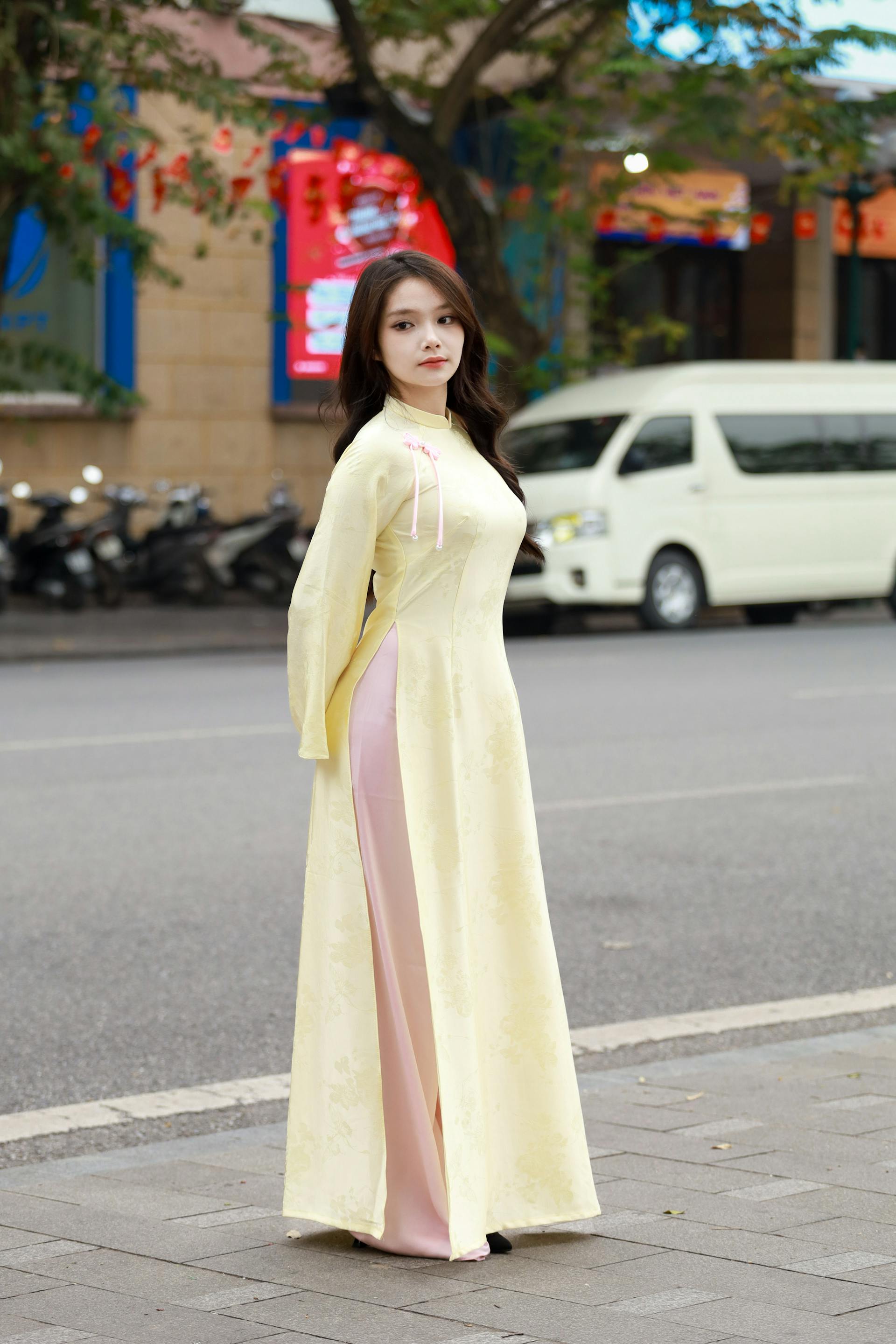 Áo dài, áo dài Việt Nam, áo dài màu vàng, con gái, girl, truyền thống, tết, xuân, spring, Việt Nam, Hà Nội, Phố cổ - Hồng Quang Official