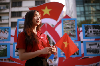 Lá cờ Việt Nam, lá cờ, cờ đỏ sao vàng, flag, con gái, girl, Việt Nam - Khánh Hưng Trần Võ 1