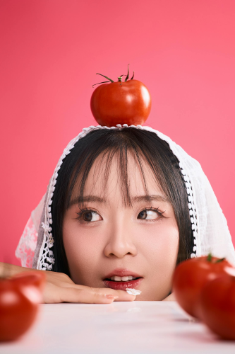 Con gái, girl, chân dung, studio, chụp ảnh studio, cà chua, tomato, Việt Nam - Khánh LP 9