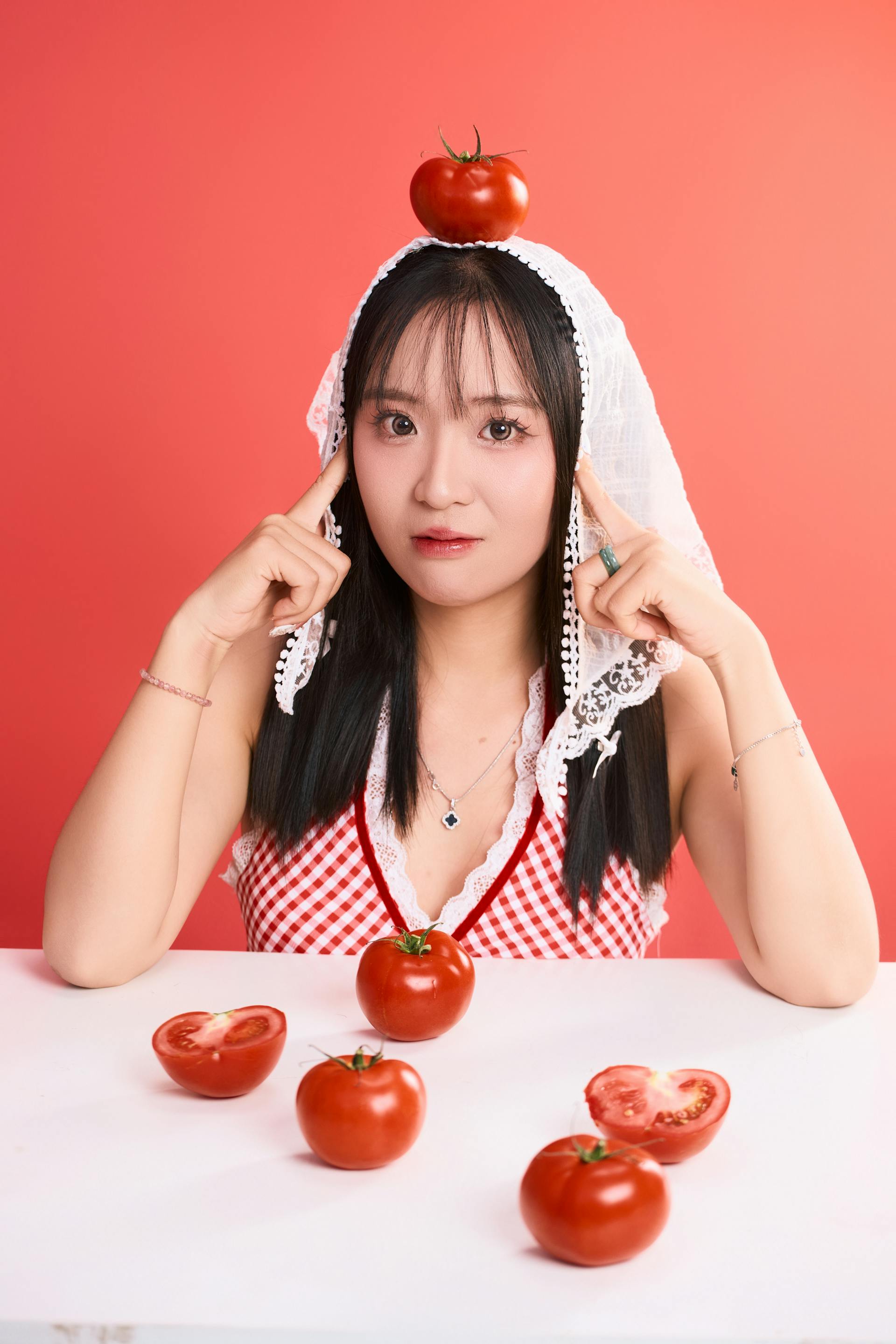 Con gái, girl, chân dung, studio, chụp ảnh studio, cà chua, tomato, Việt Nam - Khánh LP 8