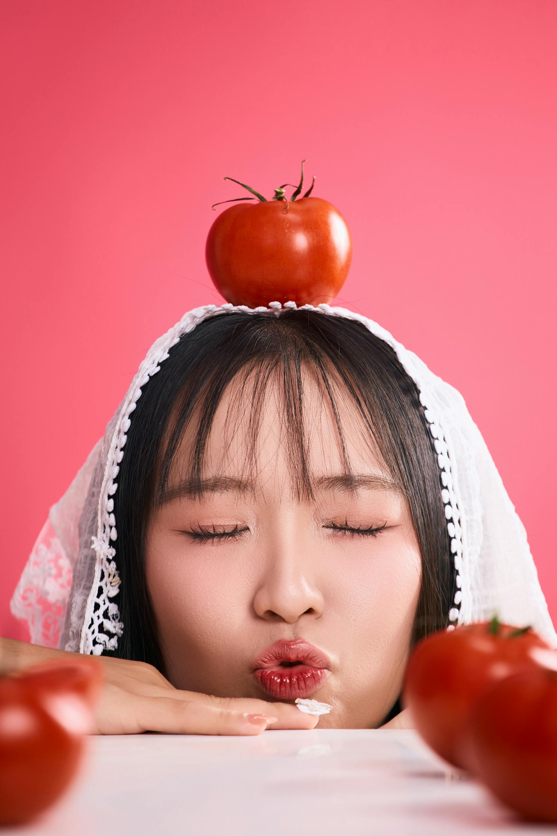 Con gái, girl, chân dung, studio, chụp ảnh studio, cà chua, tomato, Việt Nam - Khánh LP 6