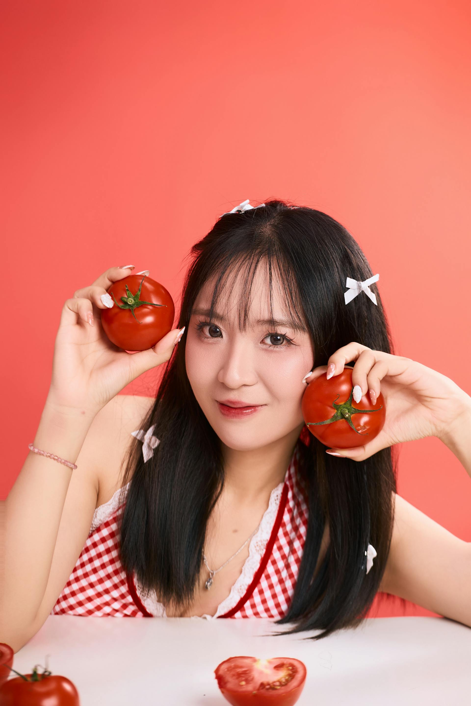 Con gái, girl, chân dung, studio, chụp ảnh studio, cà chua, tomato, Việt Nam - Khánh LP 1