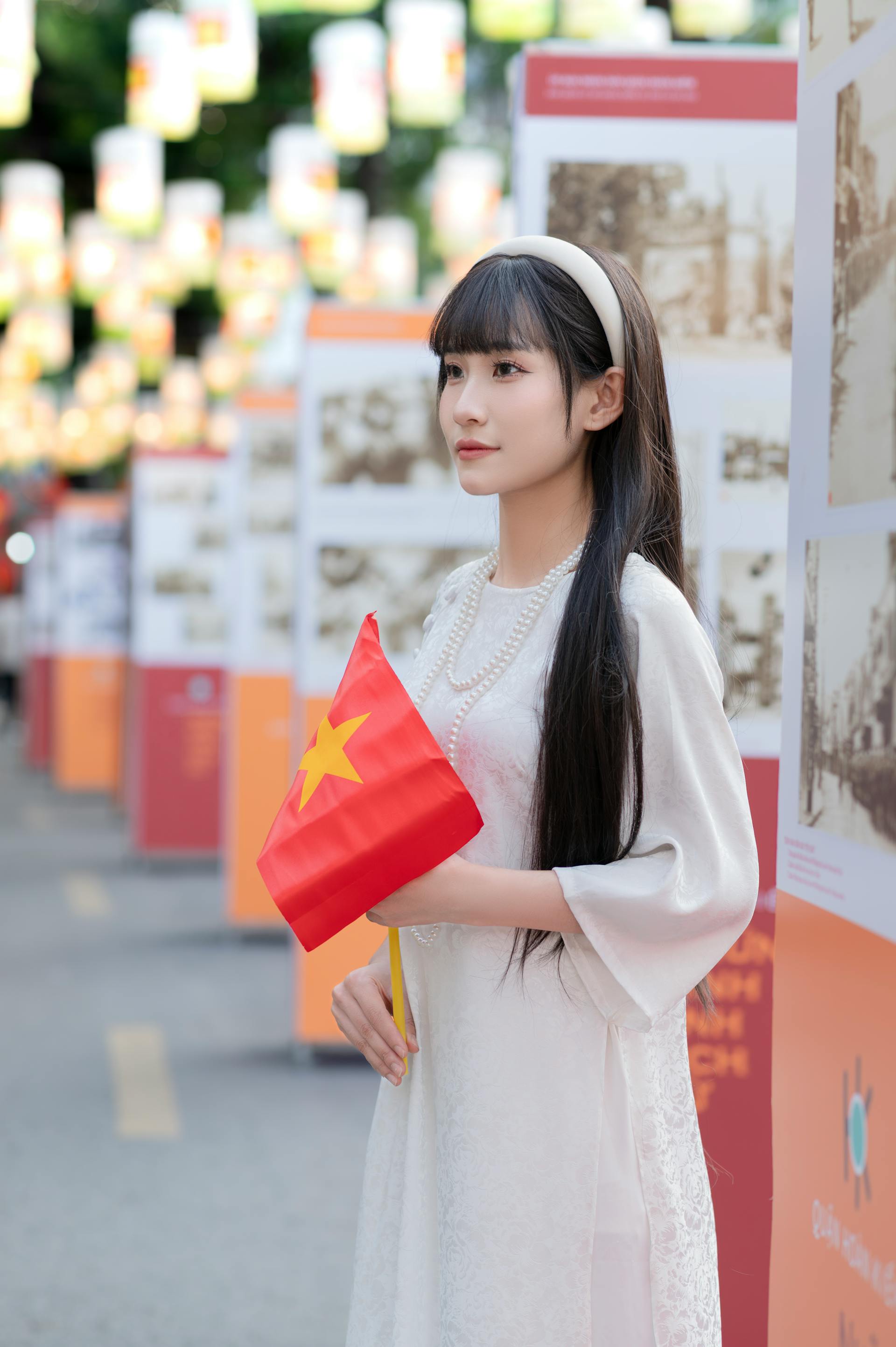 Ái dài, con gái, girl, lá cờ Viêt Nam, nón lá, truyền thống, tết, xuân, spring, Việt Nam, Hà Nội, Phố cổ - lVu image 16
