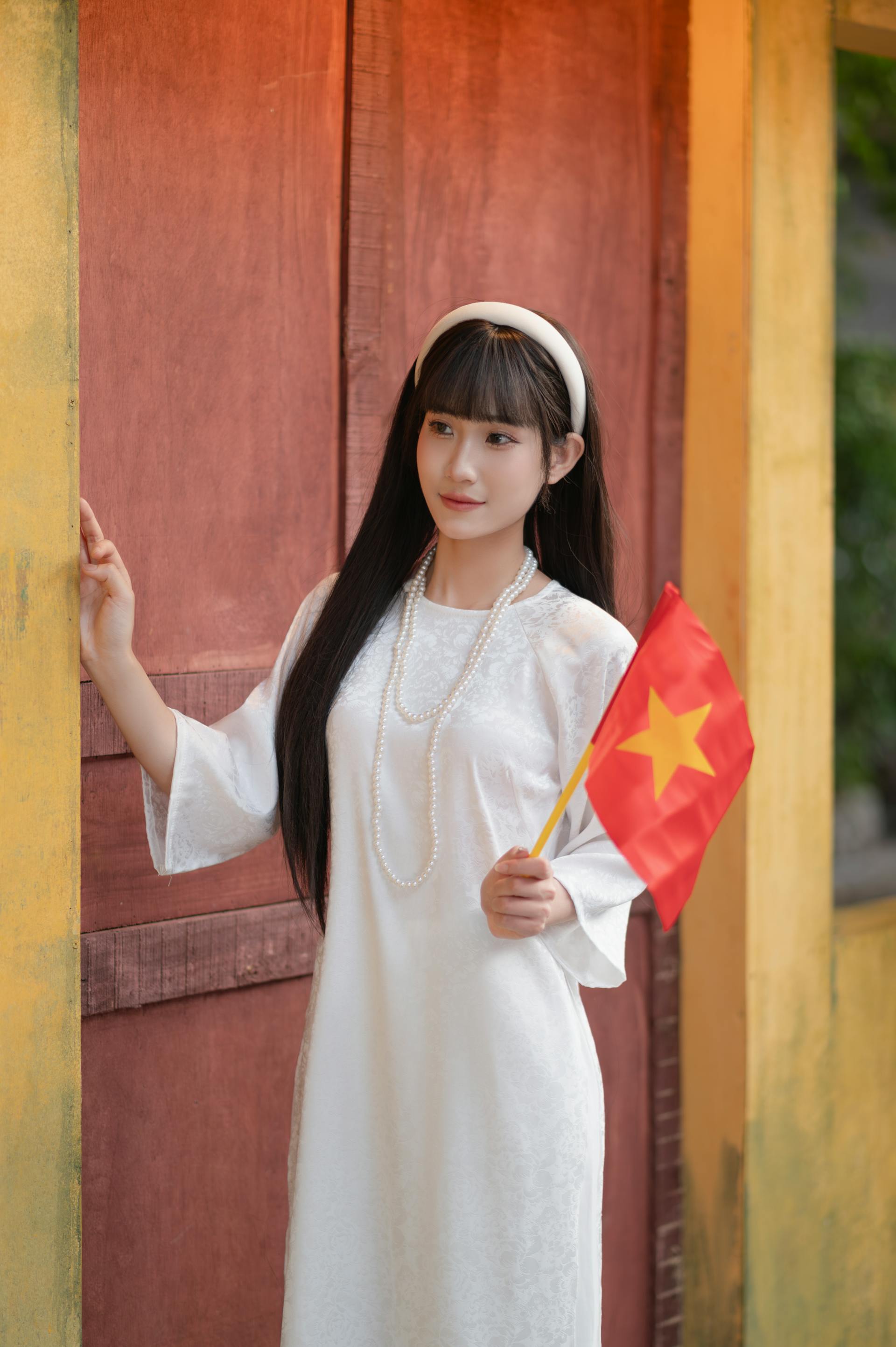 Ái dài, con gái, girl, lá cờ Viêt Nam, nón lá, truyền thống, tết, xuân, spring, Việt Nam, Hà Nội, Phố cổ - lVu image