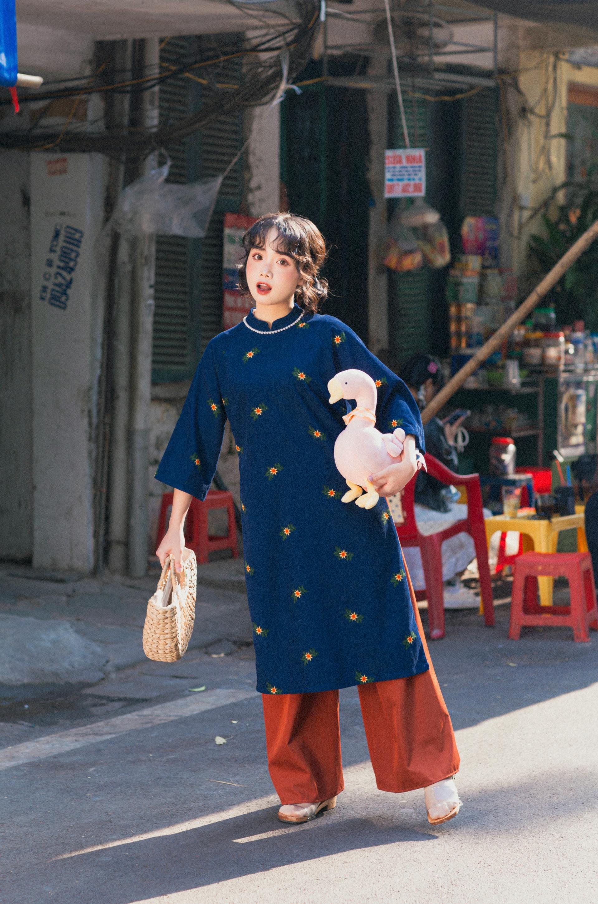 Áo dài, áo dài Việt Nam, áo dài màu xanh dương, con gái, girl, truyền thống, tết, xuân, spring, Việt Nam - Mai Anh 3
