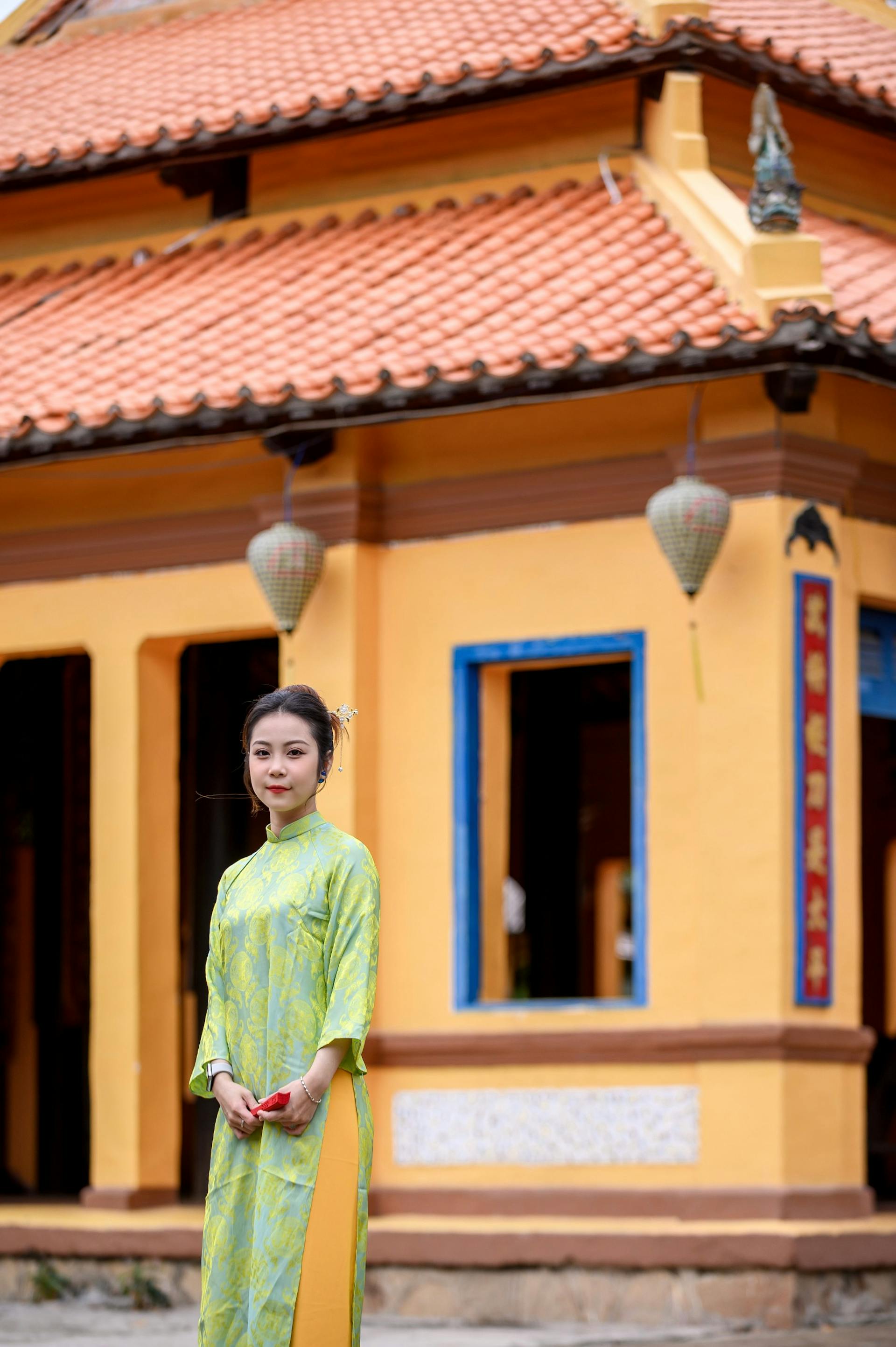 Áo dài, áo dài Việt Nam, áo dài màu xanh lá, con gái, girl, truyền thống, tết, xuân, spring, Việt Nam - MINH VO