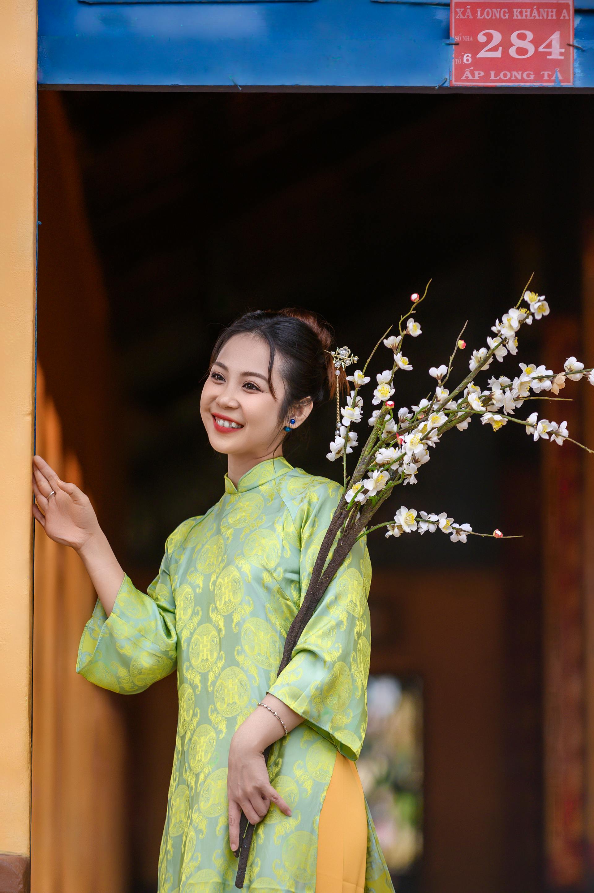 Áo dài, áo dài Việt Nam, áo dài màu xanh lá, con gái, girl, truyền thống, tết, xuân, spring, Việt Nam - MINH VO