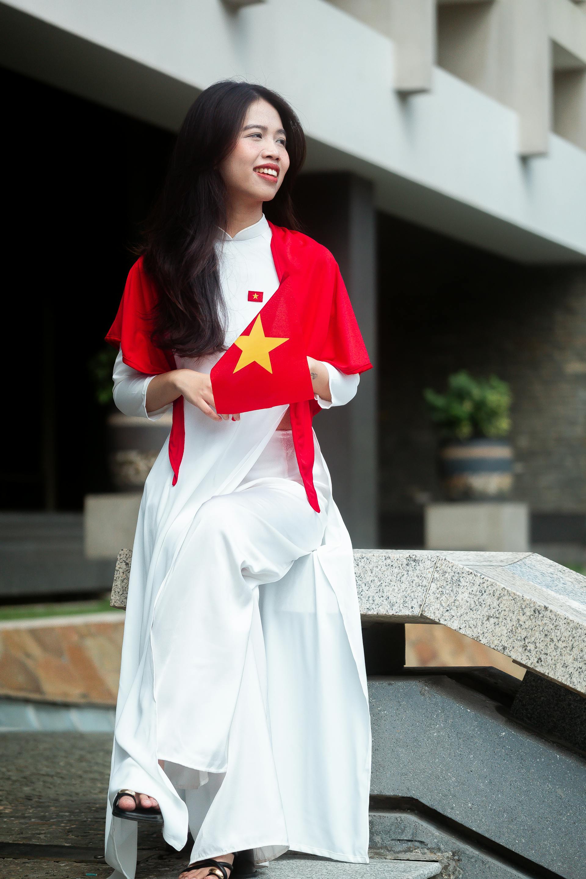 Dinh độc lập, con gái, girl, Thành phố Hồ Chí Minh, cờ đỏ sao vàng, flag, Việt Nam - Thien Phuoc Phuong