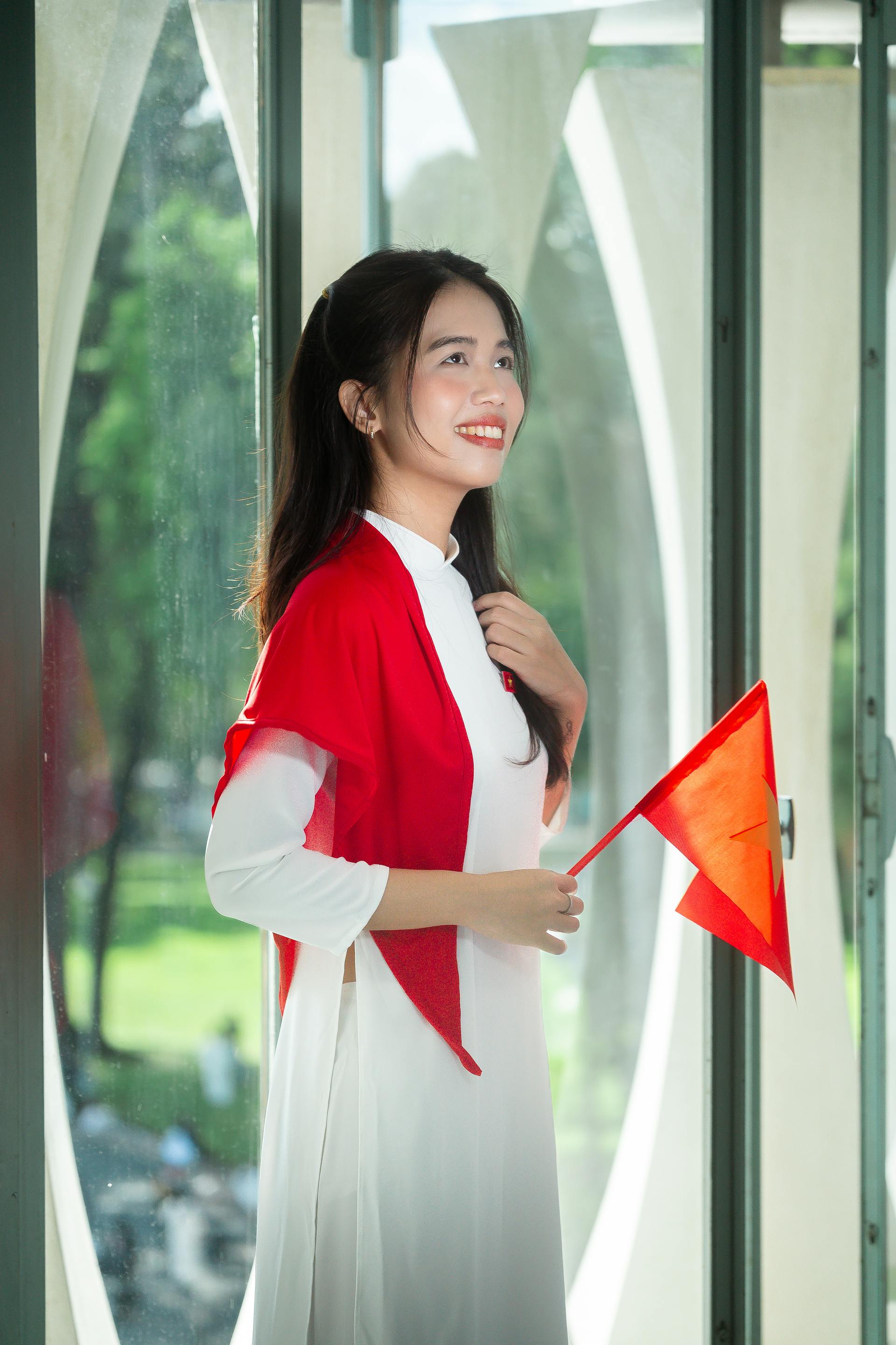 Dinh độc lập, con gái, girl, Thành phố Hồ Chí Minh, cờ đỏ sao vàng, flag, Việt Nam - Thien Phuoc Phuong