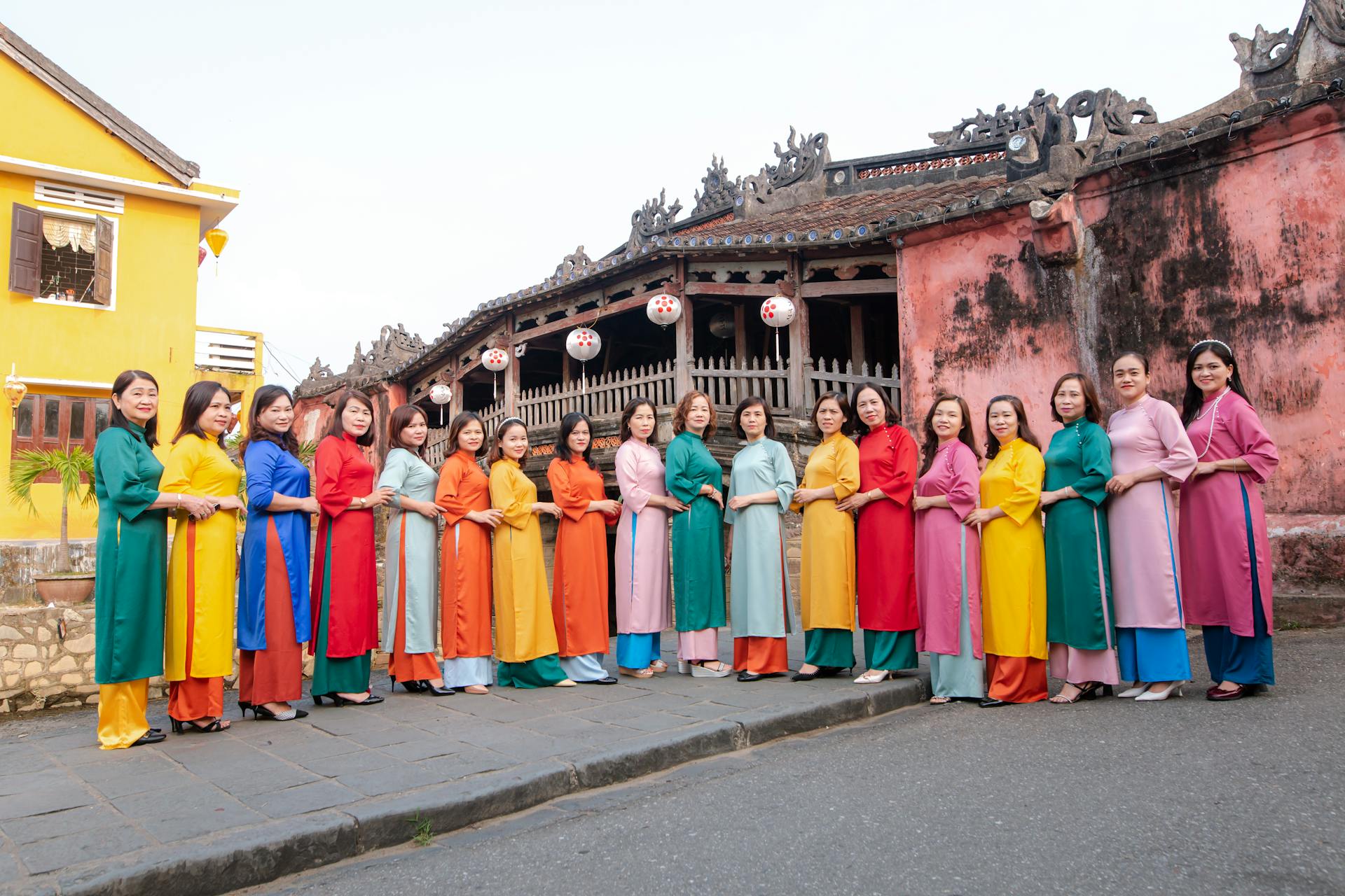 Hội nhóm, áo dài- Võ Văn Tiến 6