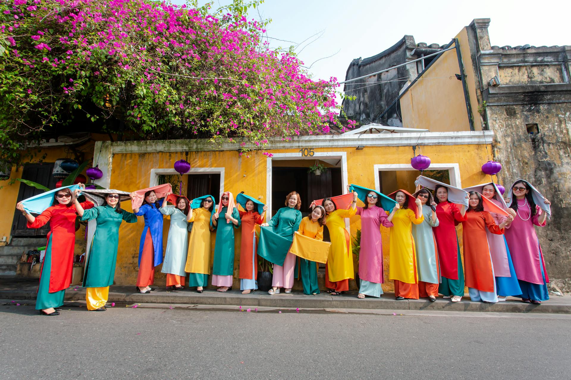 Hội nhóm, áo dài- Võ Văn Tiến