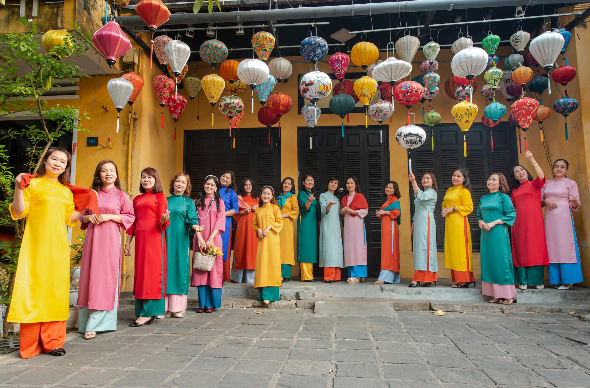 Hội nhóm, áo dài- Võ Văn Tiến 1