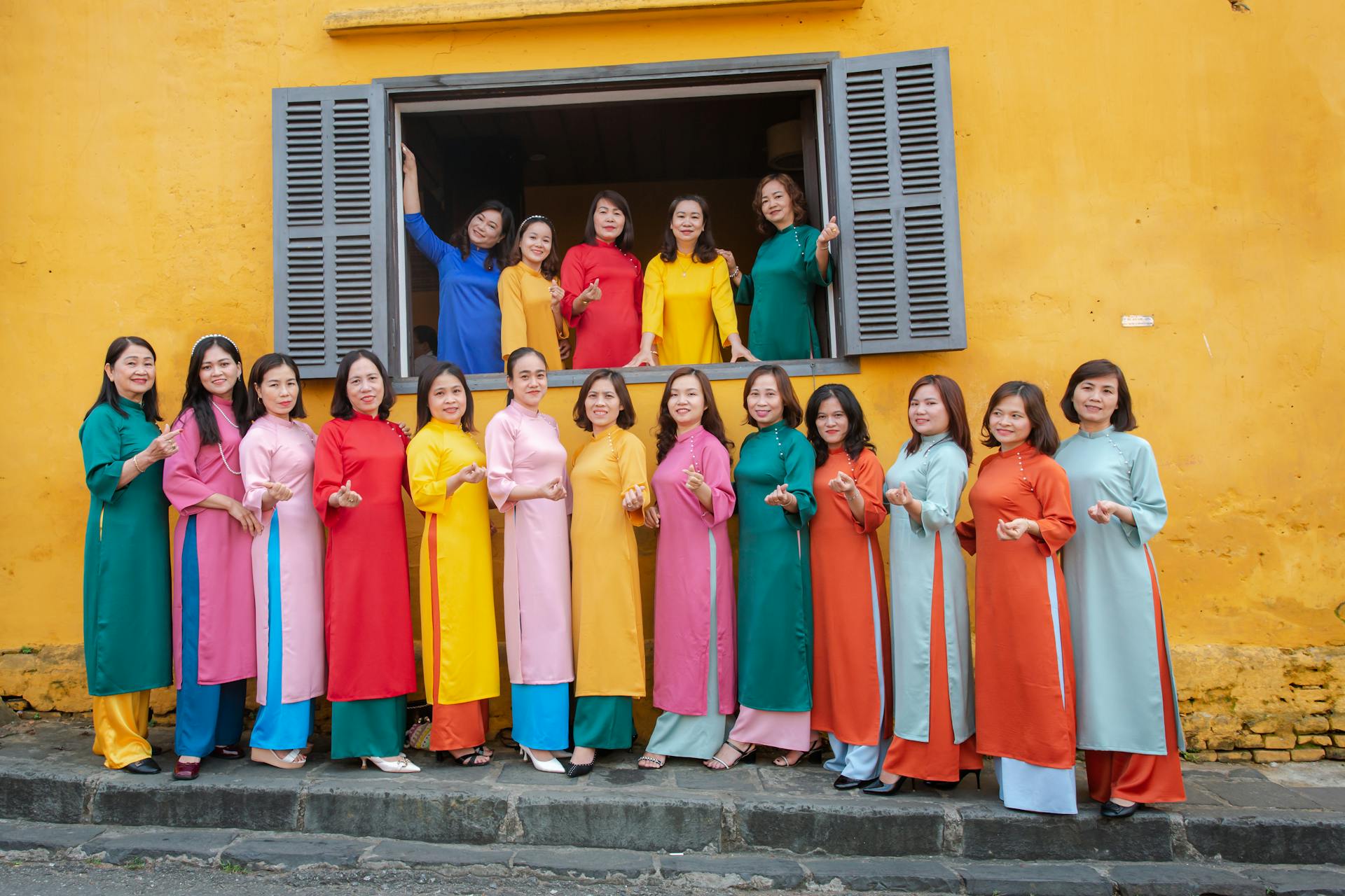 Hội nhóm, áo dài- Võ Văn Tiến 2