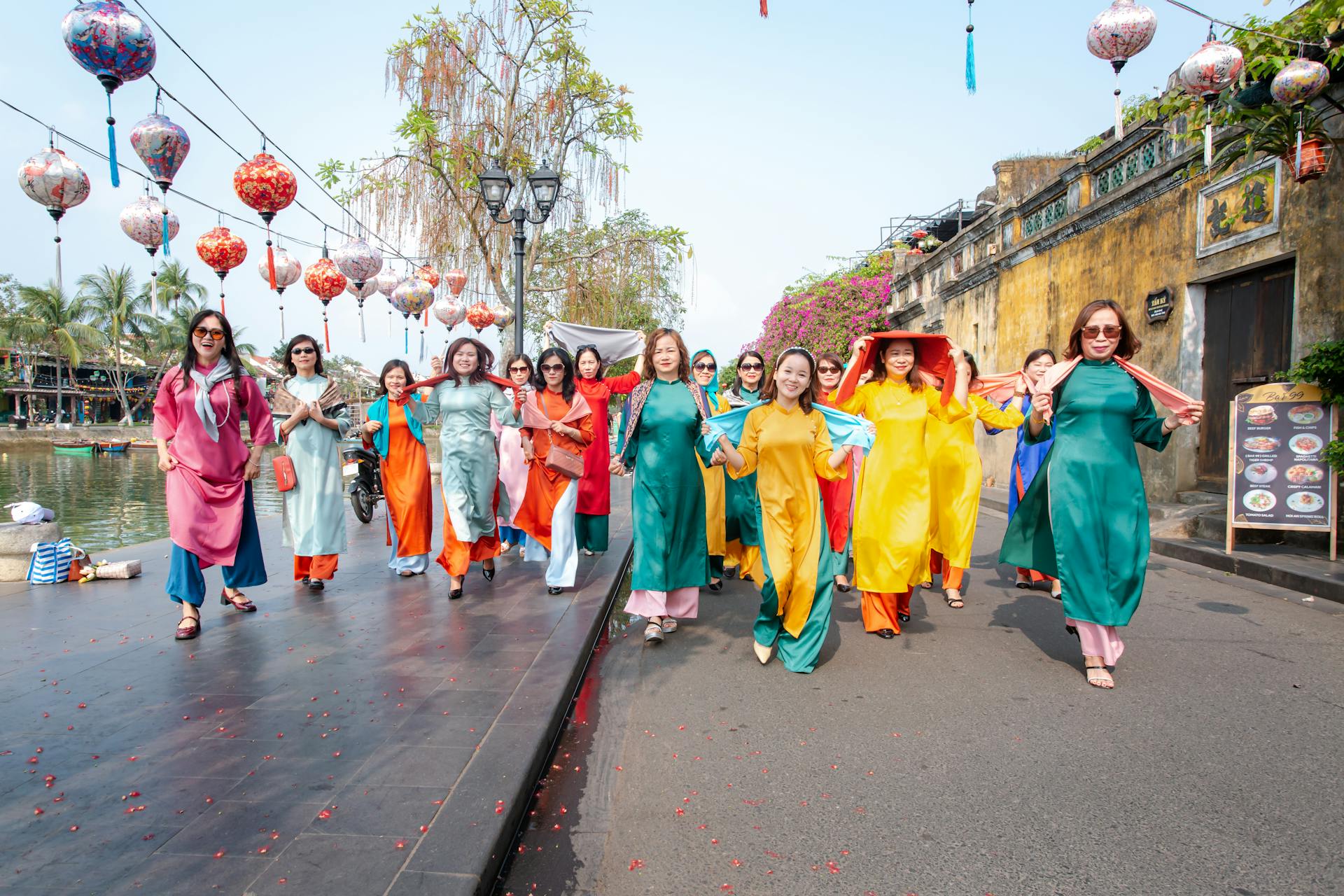 Hội nhóm, áo dài- Võ Văn Tiến 4