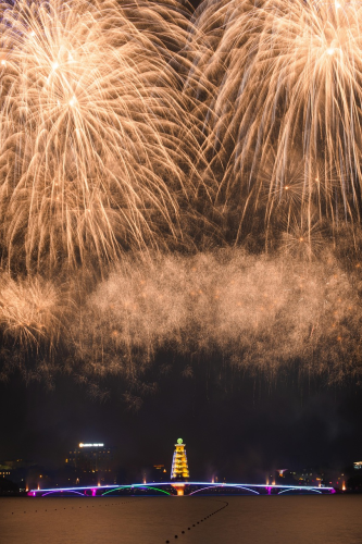 Pháo hoa, phát sáng, chúc mừng năm mới, không khí năm mới, fireworks, bright, Happy New Year, New Year atmosphere - VietFotos 4