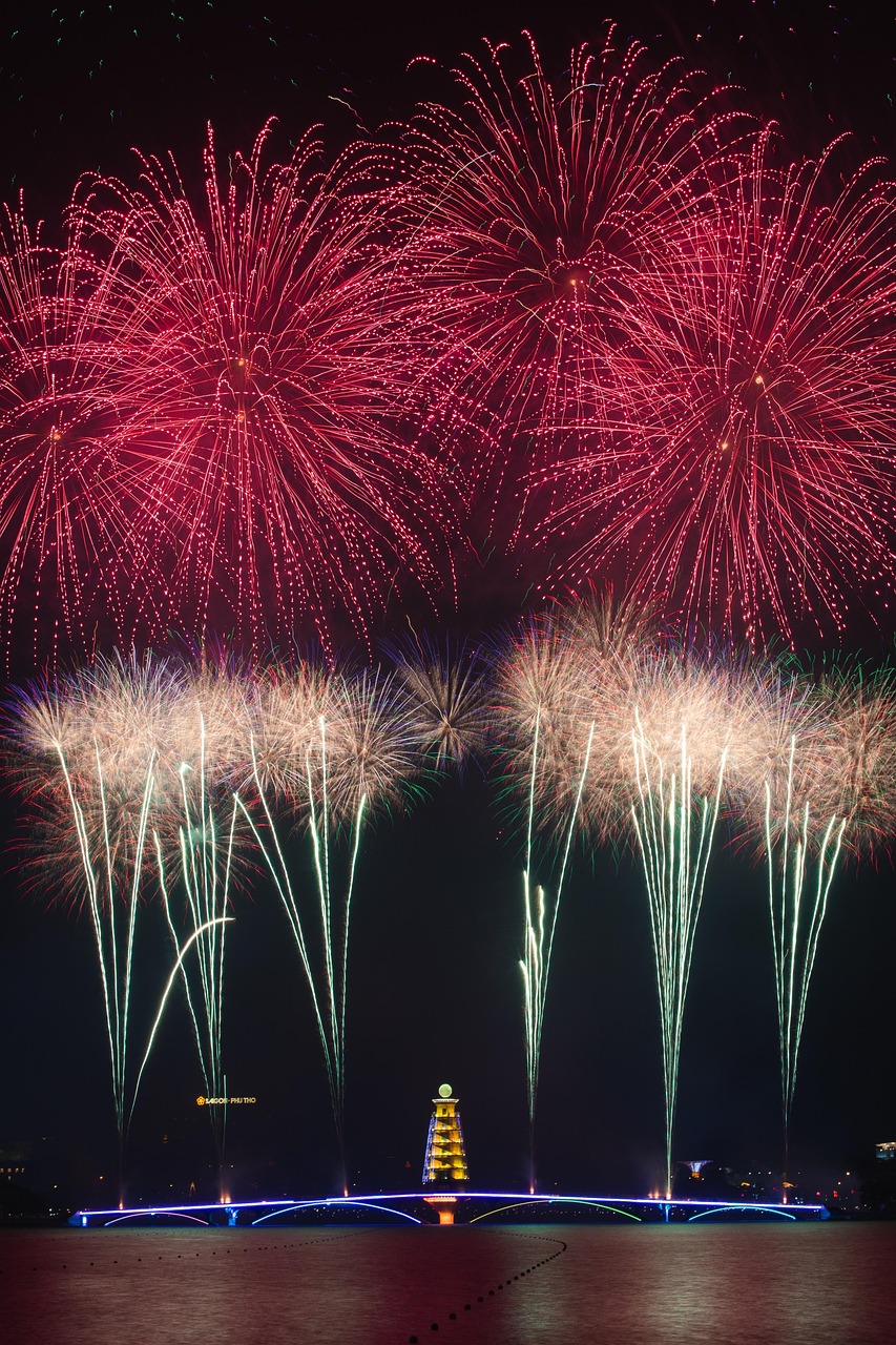 Pháo hoa, phát sáng, chúc mừng năm mới, không khí năm mới, fireworks, bright, Happy New Year, New Year atmosphere - VietFotos
