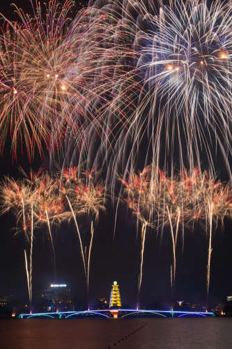 Pháo hoa, phát sáng, chúc mừng năm mới, không khí năm mới, fireworks, bright, Happy New Year, New Year atmosphere - VietFotos 2