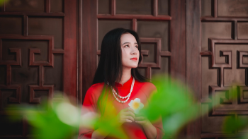 Áo dài đỏ, cô gái, không khí tết, dạo phố tết, truyền thống, red ao dai, girl, Tet atmosphere, strolling through Tet streets, tradition. - PillyNG 1