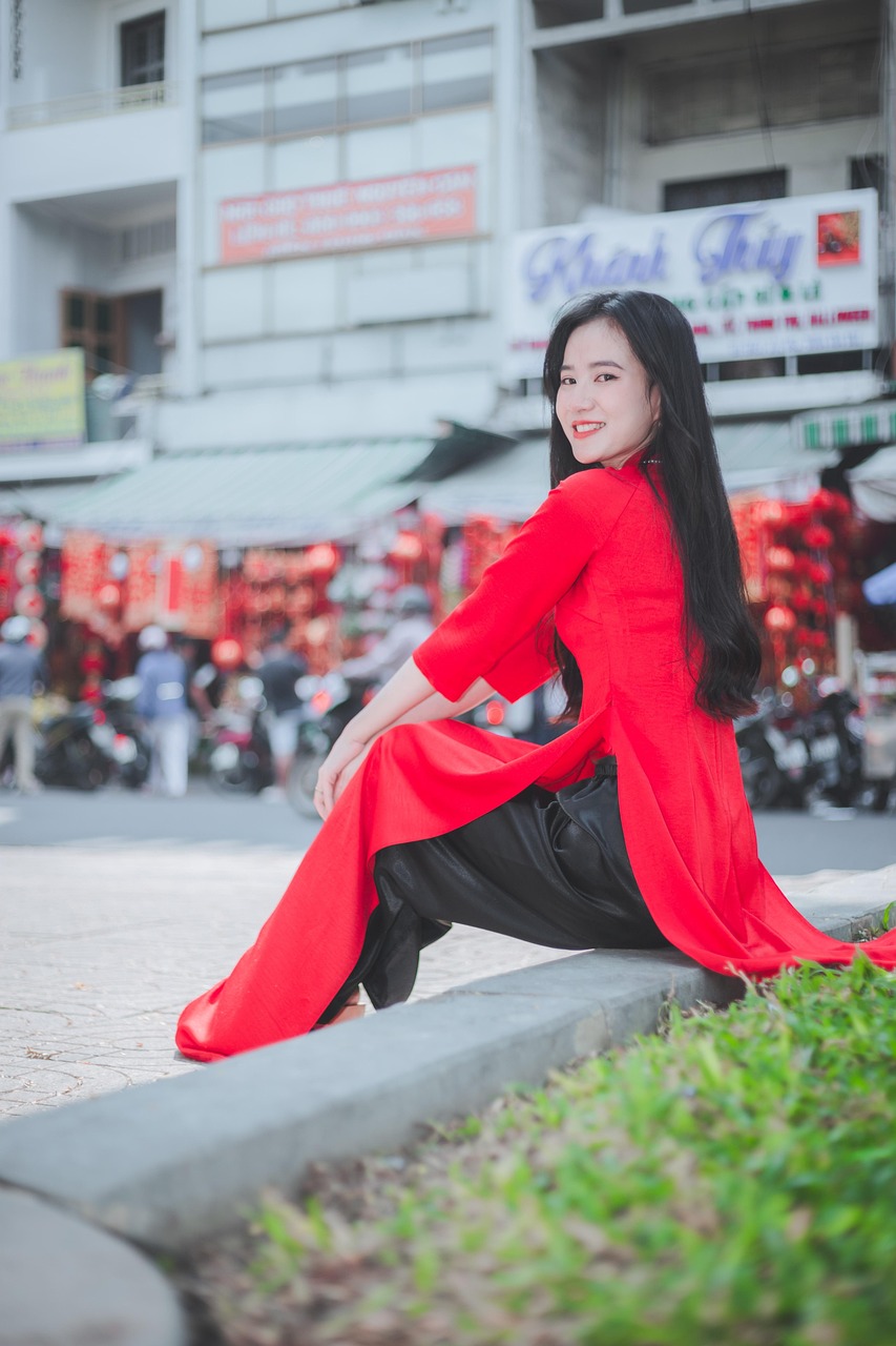 Áo dài đỏ, cô gái, không khí tết, dạo phố tết, truyền thống, red ao dai, girl, Tet atmosphere, strolling through Tet streets, tradition. - PillyNG 3