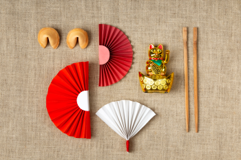 Mèo thần tài, đứng giữa các phụ kiện giấy, động vật, quạt giấy, lồng đèn giấy, bánh may mắn, màu vàng, màu đỏ, nền vải bao bố, maneki-neko, standing among paper accessories, animal