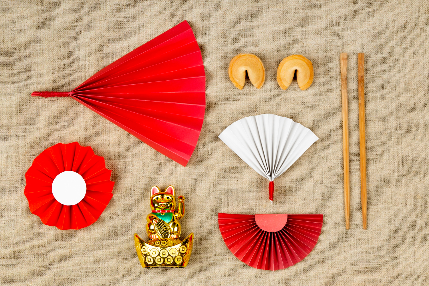 Mèo thần tài, đứng giữa các phụ kiện giấy, động vật, quạt giấy, lồng đèn giấy, bánh may mắn, màu vàng, màu đỏ, nền vải bao bố, maneki-neko, standing among paper accessories, animal