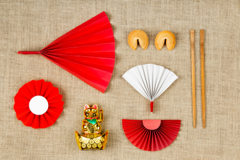 Mèo thần tài, đứng giữa các phụ kiện giấy, động vật, quạt giấy, lồng đèn giấy, bánh may mắn, màu vàng, màu đỏ, nền vải bao bố, maneki-neko, standing among paper accessories, animal