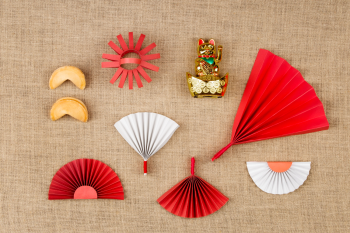 Mèo thần tài, đứng giữa các phụ kiện giấy, động vật, quạt giấy, lồng đèn giấy, bánh may mắn, màu vàng, màu đỏ, nền vải bao bố, maneki-neko, standing among paper accessories, animal