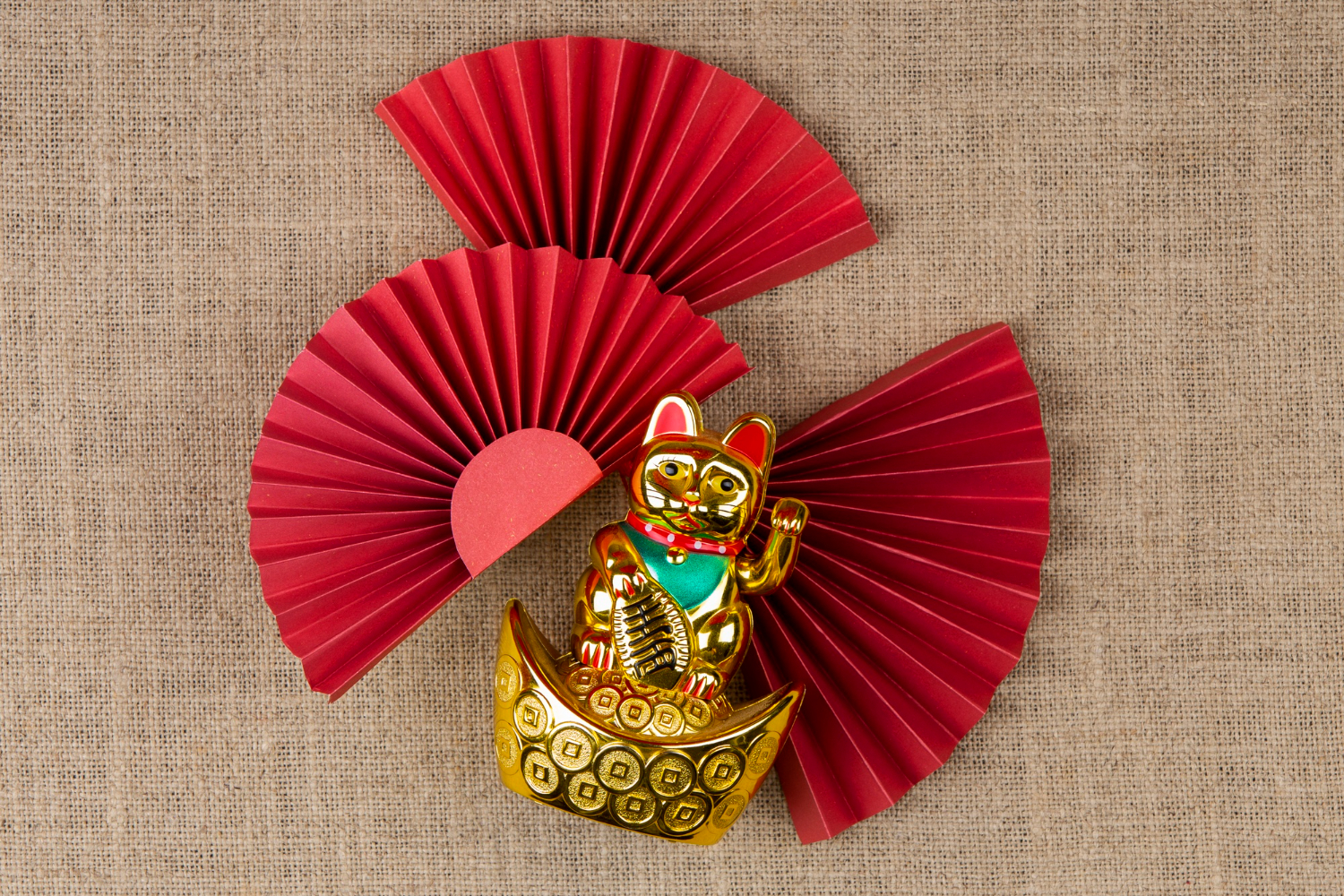 Mèo thần tài, ngồi trên thỏi vàng, động vật, màu vàng, quạt giấy, trang trí, tết, may mắn, nền vải bao bố, maneki-neko, sitting on gold ingot, animal, golden, paper fan, decoration, lunar new year