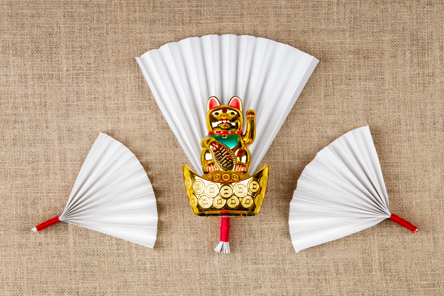 Mèo thần tài và quạt giấy, vẫy tay, mèo thần tài, quạt giấy, bánh may mắn, trang trí, tết, màu vàng, màu trắng, phông nền vải bố, maneki neko and paper fans, waving, maneki neko
