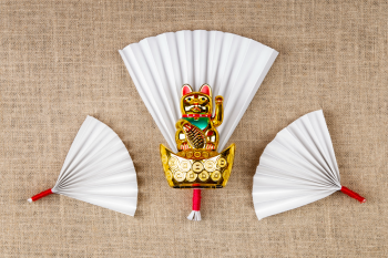 Mèo thần tài và quạt giấy, vẫy tay, mèo thần tài, quạt giấy, bánh may mắn, trang trí, tết, màu vàng, màu trắng, phông nền vải bố, maneki neko and paper fans, waving, maneki neko