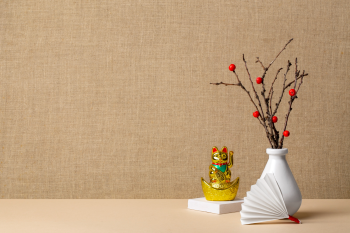 Mèo thần tài và bình hoa, may mắn, mèo thần tài, bình hoa, quạt giấy, trang trí, tết, quả đỏ, cành cây, phông nền trung tính, maneki neko and vase, lucky, maneki neko, vase, paper fan, decoration
