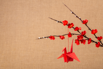 Chim thiên nga giấy, treo, đồ chơi, hoa mai đỏ, cành hoa, trang trí, tết, origami, màu đỏ, phông nền vải bố, paper crane, hanging, toy, red apricot blossoms, flower branches, decoration