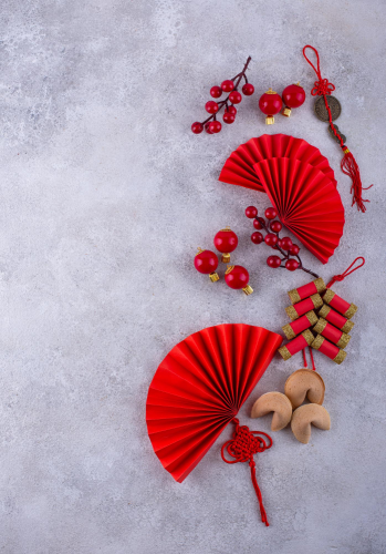 Bao lì xì, pháo dây, đũa, bánh may mắn, quạt giấy, nút thắt đồng tâm, màu đỏ, tối giản, nền đen, tết nguyên đán, red envelope, firecrackers, chopsticks, fortune cookie, paper fan, chinese knot - yuliyafurman 3