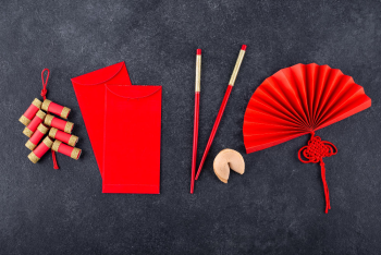 Bao lì xì, pháo dây, đũa, bánh may mắn, quạt giấy, nút thắt đồng tâm, màu đỏ, tối giản, nền đen, tết nguyên đán, red envelope, firecrackers, chopsticks, fortune cookie, paper fan, chinese knot - yuliyafurman 3