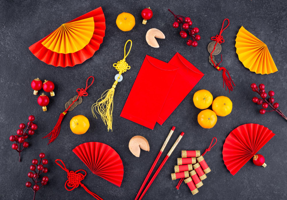 Bao lì xì, quạt giấy, bánh may mắn, quả quýt, nút thắt đồng tâm, tết nguyên đán, màu đỏ, màu vàng, trang trí, nền đen, red envelope, paper fan, fortune cookie, tangerine, chinese knot - yuliyafurman 9