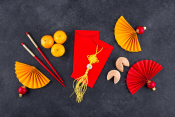 Bao lì xì, tết nguyên đán, trang trí, quạt giấy, quả quýt, bánh may mắn, đũa, nút thắt may mắn, màu đỏ, màu vàng, nền đen, bánh quy, red envelope, lunar new year, decoration, paper fan - yuliyafurman