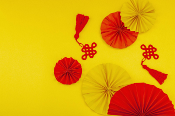 Quạt giấy và nút thắt cát tường, tết, trang trí, truyền thống, màu đỏ, màu vàng, lễ hội, thủ công, may mắn, văn hóa á đông, paper fans and chinese knots, lunar new year, decoration, festival - user17804885 2