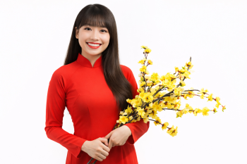 Cô gái, mỉm cười, phụ nữ, áo dài đỏ, cầm nhành mai, hoa mai vàng, tết nguyên đán, truyền thống việt nam, tóc dài, vẻ đẹp á đông, girl, smiling, woman, red ao dai, yellow apricot blossom, lunar new year 8