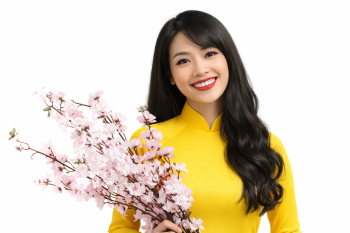 Cô gái, mỉm cười, phụ nữ, áo dài vàng, cầm nhành đào, hoa đào hồng, tết nguyên đán, truyền thống việt nam, dịu dàng, trang phục dân tộc, girl, smiling, woman, yellow ao dai 4