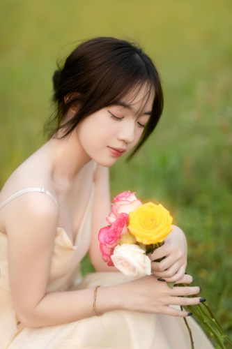 Con gái, cầm hoa - Chuot Anhls 3