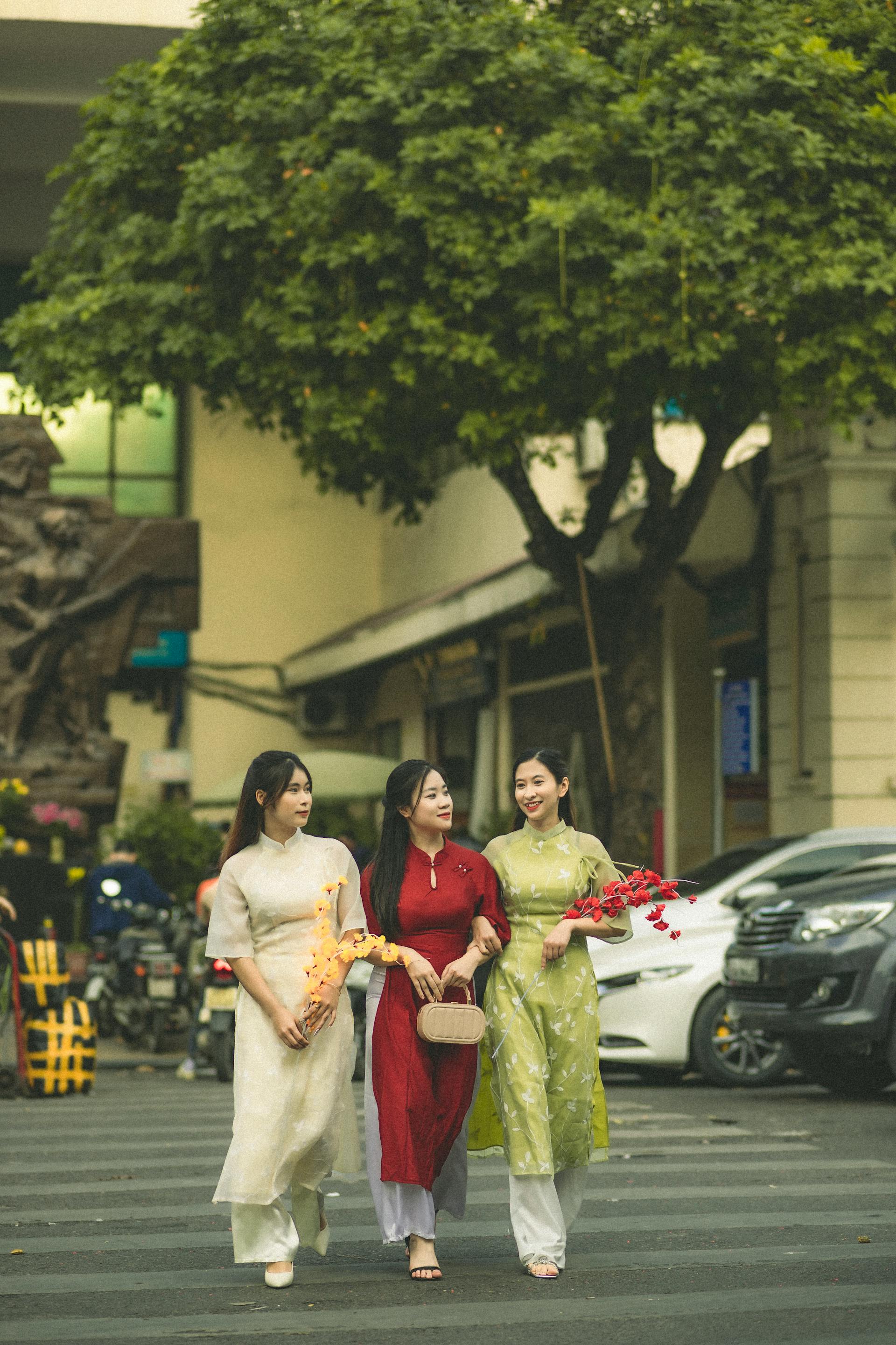 Bạn bè, áo dài, Tết - Toàn Văn