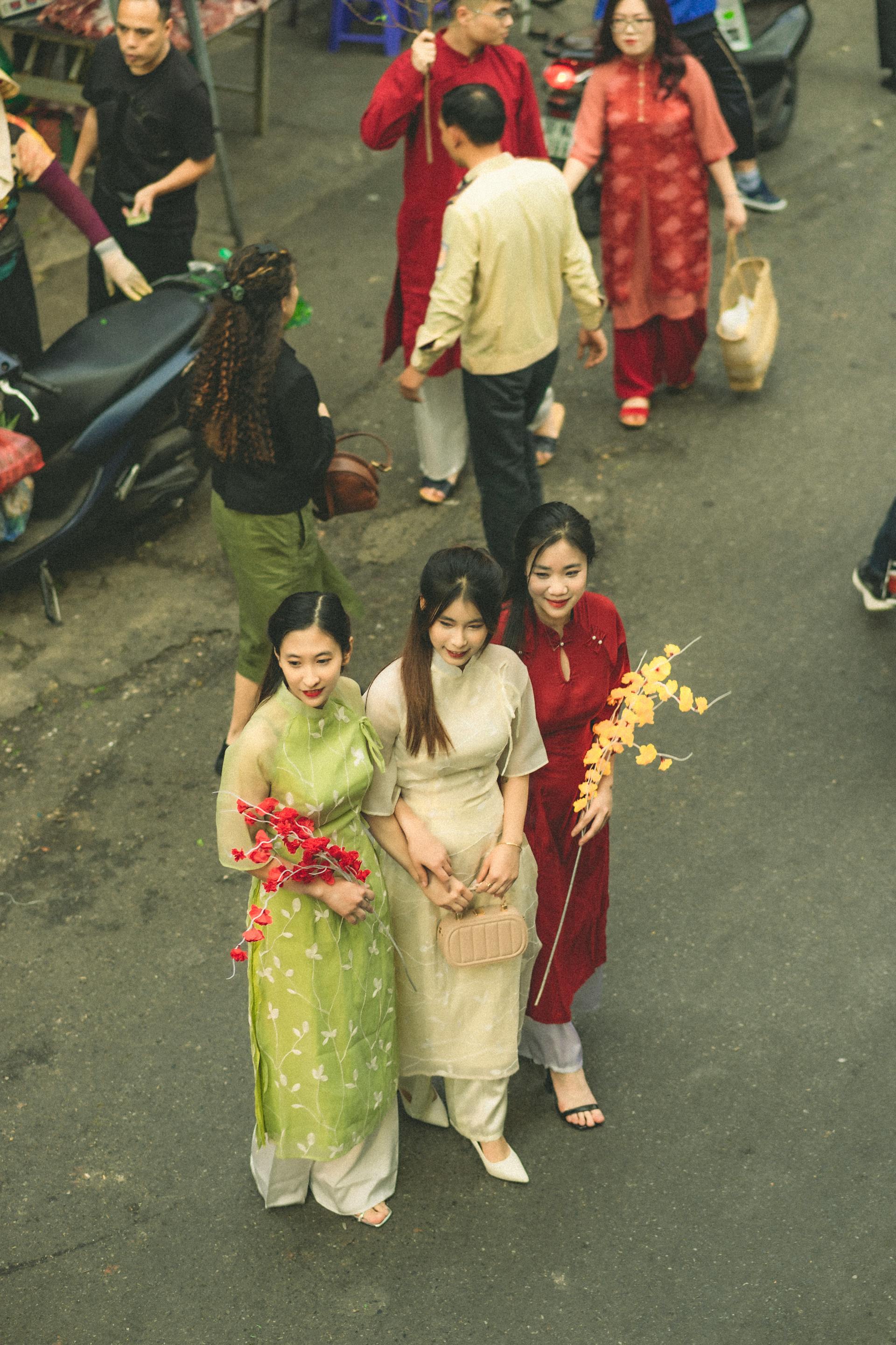 Bạn bè, áo dài, Tết - Toàn Văn 5